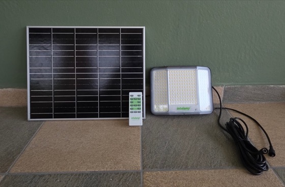 El panel solar, el control remoto y el Foco Solar 500W con su cable