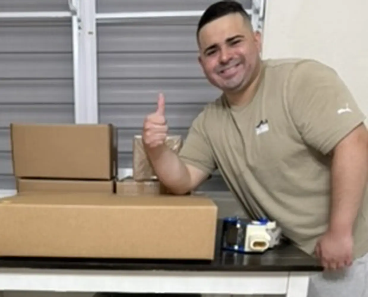 Osvaldo Pagán junto a paquetes de InstaDelivery PR