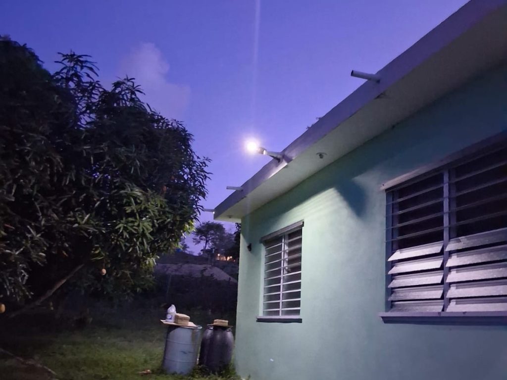 Foco solar de 100W instalado — En el alero