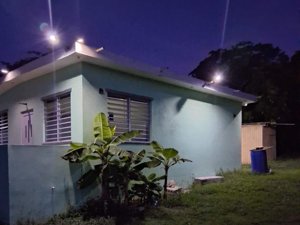 Foco solar de 100W instalado — Toda la casa