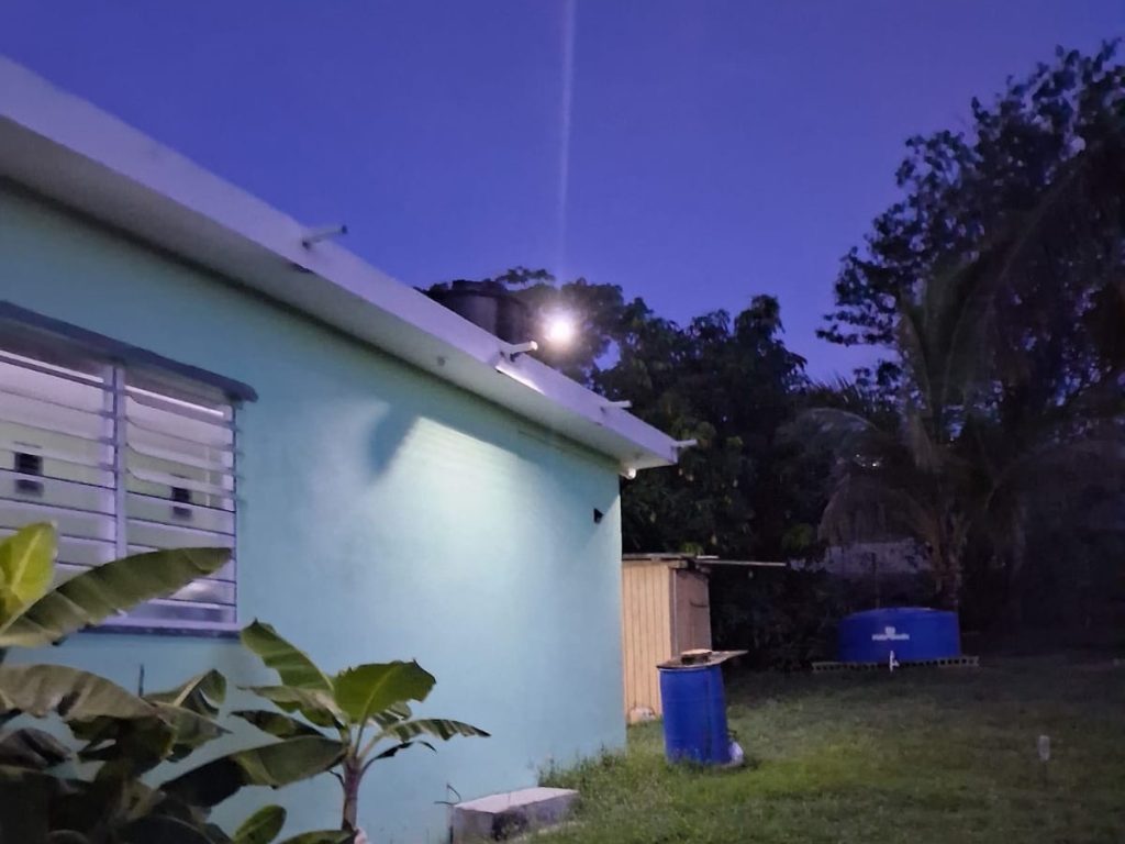 Foco solar de 100W instalado — El patio